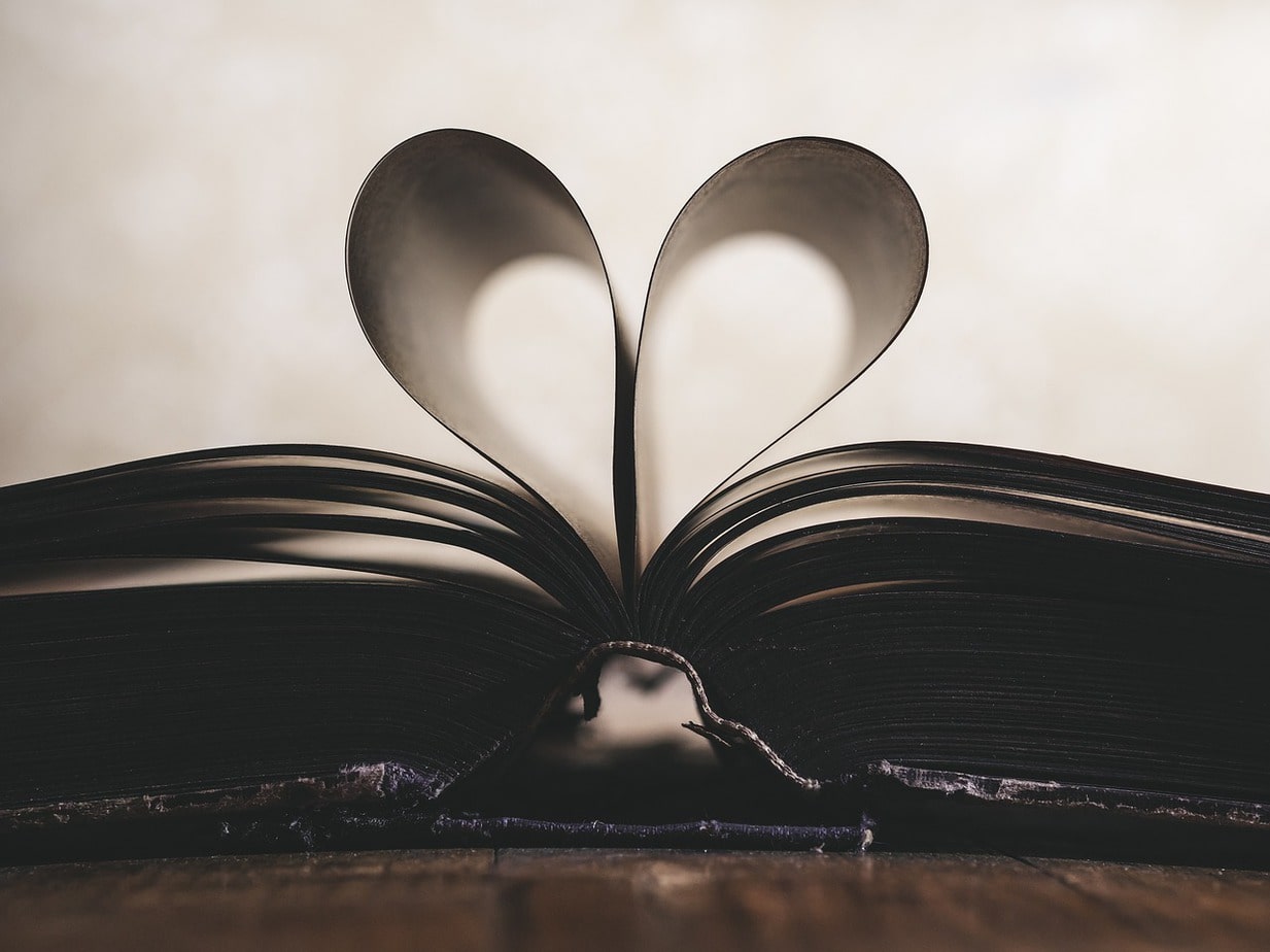 2 pages d'un livre forment un cœur.