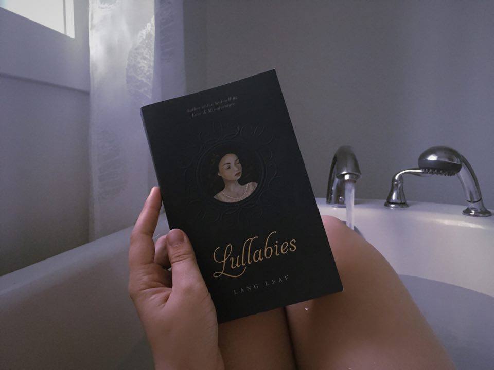 Lire le recueil de poèmes Lullabies de Lang Leav dans le bain.