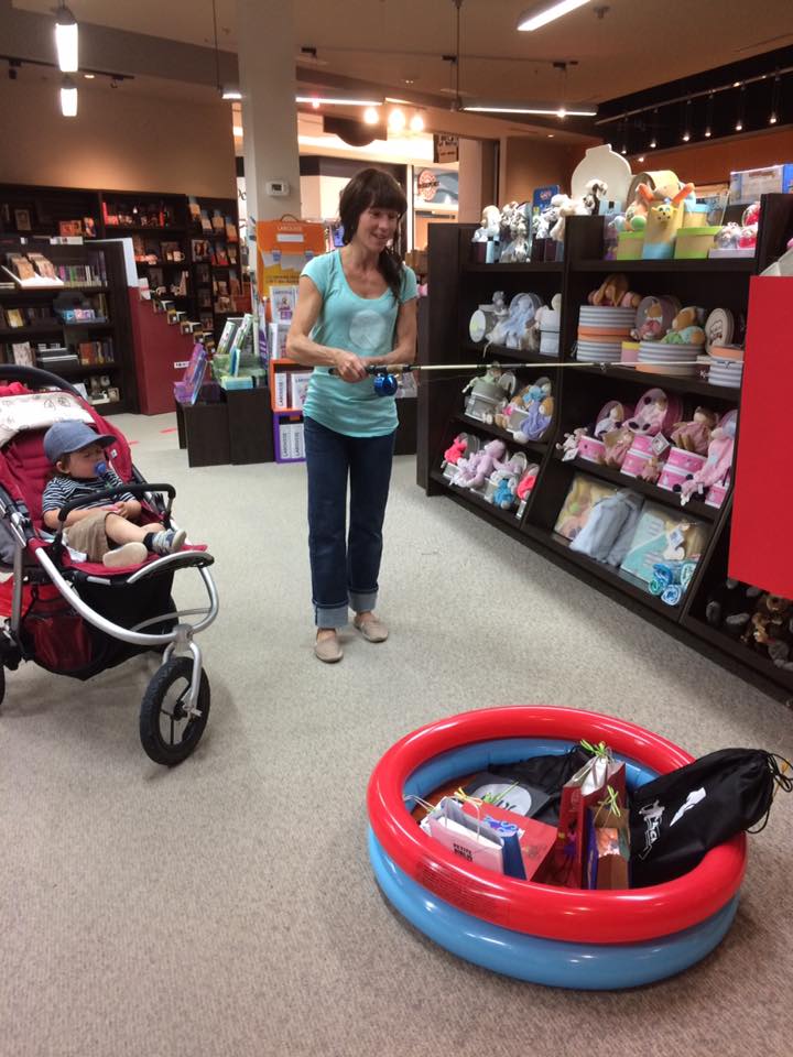 Les clients pouvaient pêcher un cadeau à l'achat d'un livre québécois.