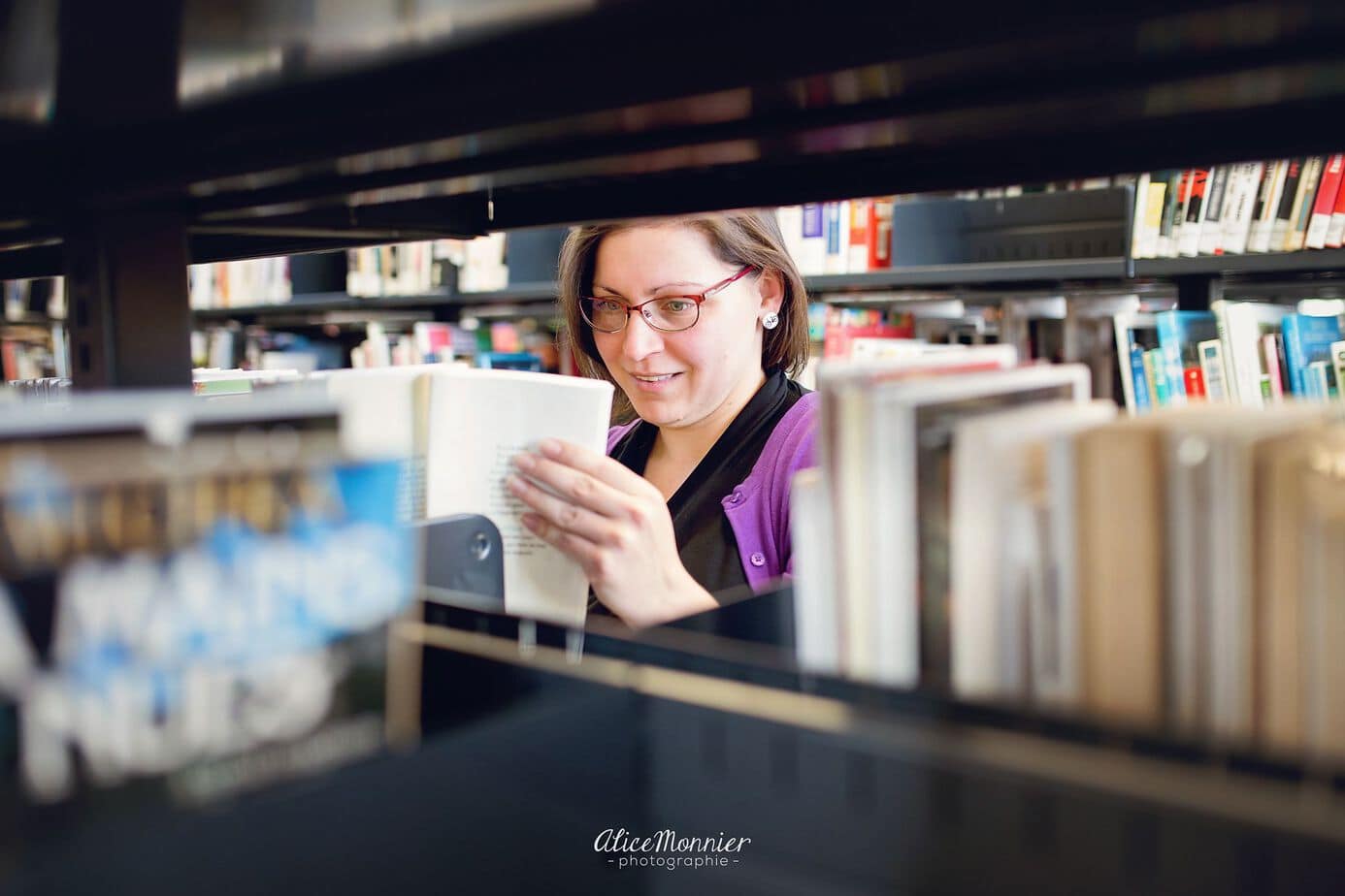 Photo de Julie dans une bibliothèque, par Alice Monnier Photographie.