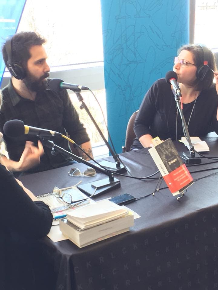 Stéphane Larue interviewé par Julie Collin lors d'une émission de Les bouquins d'abord dans le cadre du Salon international du livre 2018.